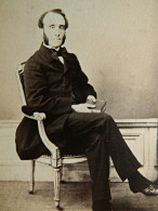 Photo CDV Perlat Poitiers  Homme élégant Assis Tenant Un Livre  Jambes Croisées  Guêtres Sec. Emp. CA 1860 - L445 - Anciennes (Av. 1900)