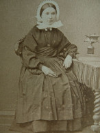 Photo CDV Pepin Laval  Jeune Fille Assise (employée De Maison ?) Coiffe, Tablier  Sec. Emp. CA 1860-65 - L445 - Antiche (ante 1900)