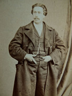 Photo CDV Bazelais Nantes  Homme Portant Un Manteau  Mains Dans Les Poches De Son Pantalon Sec. Emp. CA 1860-65 - L445 - Antiche (ante 1900)