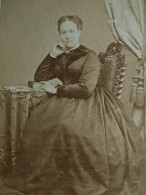 Photo CDV Lebert Paris  Femme Corpulente Assise Accoudée Sur Un Livre  Sec. Emp. CA 1860 - L445 - Alte (vor 1900)