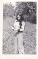 Old Real Original Photo - Woman Posing In The Open - Ca. 13.3x9 Cm - Anonyme Personen