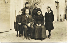 2380  -  PEZENAS  : LA FAMILLE  Auguste  LESCURE ,  Devant  Sa Maison...Phot. Beaumont Pére Et Fils..Pezenas. Voir Dos - Pezenas