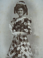 Photo Cdv J. De Brémaecker, Bruxelles - Jeune Femme En Costume D'Arlequin, Ca 1895 L444 - Ancianas (antes De 1900)