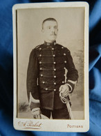 Photo Cdv Alfred Perlat à Poitiers - Militaire Sergent Du 32e D'artillerie, Sabre, Circa 1885-90 L440 - Alte (vor 1900)