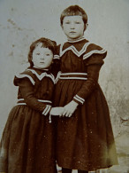 Photo Cdv Borda à Chatellerault - 2 Fillettes, Sœurs, Se Tenant Enlacées, Ca 1890-95 L440 - Antiche (ante 1900)