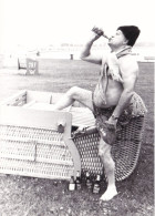 Old Real Original Photo - Naked Man Drinking Beer From A Bottle - 1990 - Ca. 17.5x12.5 Cm - Personnes Anonymes