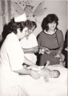 Old Real Original Photo - Nurses Woman With A Newborn Baby - Ca. 17.8x13 Cm - Anonieme Personen