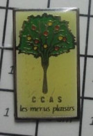 912c Pin's Pins / Beau Et Rare / ALIMENTATION / CCAS LES MENUS PLAISIRS RESTAURANT FOURCHETTE ARBRE - Alimentación