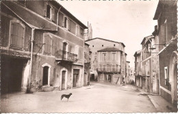 VEZENOBRES (30) La Place De La Mairie , Les Magasins , Les Ruines Du Vieux Château Du Marquis De Montanègre   CPSM  PF - Otros & Sin Clasificación