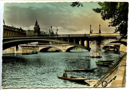 CPSM Dentelée  10.5 X 15 PARIS Les Ponts Et La Conciergerie   Barques  Péniche - Bridges