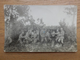 CPA PHOTO MILITAIRES EN MANOEUVRE - Regimenten