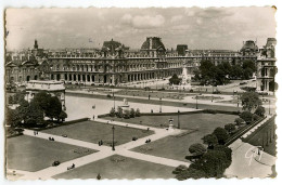 Paris - Perspective Sur La Place Du Carrousel Et Le Palais Du Louvre - Places, Squares