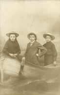 Trois Jeunes Avec Des Beaux Chapeaux Dans Une Barque RV L Neveu Photo Arcachon - Photographie
