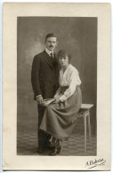 PHOTO CARTE Originale Photographe A. Balistai à Agen Datée 19 Octobre 1921 * Couple La Jeune Femme Tenant Un Journal - Fotografia