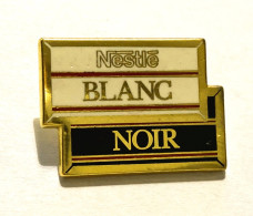 PINS CHOCOLAT  NESTLE BLANC NOIR / Signé DRAGO  N° 212 / 33NAT - Levensmiddelen