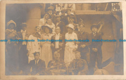 R095497 Old Postcard. Women And Men Company - Monde