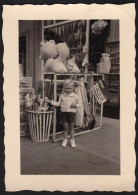 Jolie Photographie D'un Enfant Tenant Un Drapeau Publicitaire Gevacolor, Publicité Marque Agfacolor Cinéma 7x10cm - Autres & Non Classés