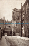 R095814 Tower Of London. View Along The Outer Ward Looking Towards The Byward To - Otros & Sin Clasificación