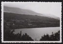 Jolie Photographie D'une Vue Du LAC DE LAFFRAY,  Isère Dans Le Massif Du Taillefer, Grenoble, 9 X 6,2 Cm - Plaatsen