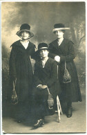 Ancienne Photo Carte Studio * 3 Jeunes Femmes élégantes Beaux Chapeaux Avec Leurs Réticules Petits Sacs à Main De Dame - Fotografie