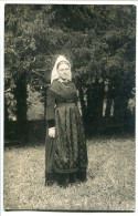 Ancienne PHOTO CARTE Jeune Femme ( Prénommée Charlotte ) En Costume Créchoise ( Deux Sèvres ) Devant Un Site Boisé - Fotografia