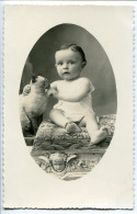 Ancienne Photo Carte Studio à Bords Dentelés * Gros CHAT Et BÉBÉ Assis Sur Un Siège Ancien Rembourré - Photographie