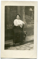 Ancienne Photo Carte * Maitresse FEMME Assise Sur Une Chaise Sur Le Trottoir Avec Son Petit CHIEN - Fotografie