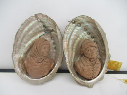 LOT 2 SOUVENIR BORD MER PENDANT HOMME FEMME DANS COQUILLE NACREE SHELL - Arte Popular