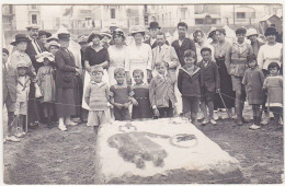 CARTE PHOTO - Sur La Plage (Château De Sable) - Grosse Animation - Années 20 - Photographs