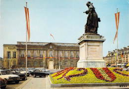 60 - Beauvais - Place Et Statue Jeanne Hachette Et L'Hôtel De Ville - Beauvais