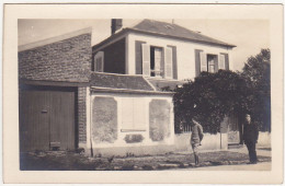 Lot De 3 CARTE PHOTO - Lieu à Identifier - Maison, Personnages, Soldat, Eglise - Années 20-30 - Fotografie