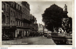 22 GUINGAMP N°165 Place Du Centre Fontaine En 1949 PUB KODAKS Butagaz Boutique Pêche Chasse Coutellerie Loisons Voiture - Guingamp