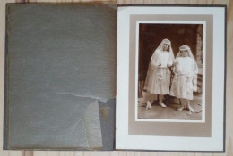 Photographie - Portrait De Deux Jeunes Filles Faisant Leur Première Communion. - Anonyme Personen