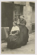 En Auvergne : La Coupe De Cheveux, 1914 - Coiffeuse (z3628) - Auvergne