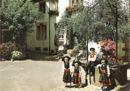 *CPM - Folklore D'Alsace - Enfants Autour D'un Puits - Trachten