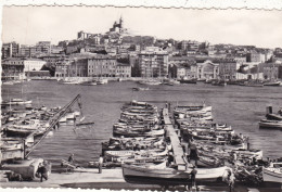 13.  MARSEILLE. CPA . LE VIEUX PORT ET NOTRE DAME DE LA GARDE. ANNEES 50 + TEXTE. - Old Port, Saint Victor, Le Panier