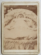 PHOTOGRAPHIE - FRANCE - DEBUT XX° - POST MORTEM - ENFANT - BEBE - ANNOTATION AU DOS - PHOTOGRAPHE ANONYME - Personnes Identifiées