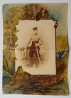 PHOTOGRAPHIE COLORIEE - AFRIQUE DU NORD - AVANT 1914 - CAVALIER SPAHI - STUDIO - DECOR PEINT - Krieg, Militär