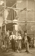 Carte Photo Ancienne - Ouvriers Et Ancien Echafaudage Pour Reconstruction D'un Immeuble (rare) - Autres & Non Classés