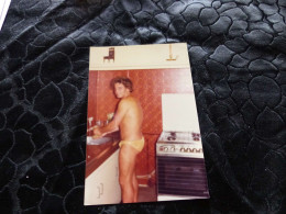 P-568 , Photo, Jeune Homme Gay En Slip Faisant La Vaisselle ,  Circa 1970 - Anonyme Personen