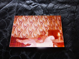 P-569 , Photo, Jeune Homme Gay En Slip Allongé Dans Son Lit  ,  Circa 1970 - Anonymous Persons