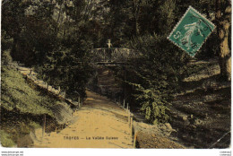 10 TROYES La Vallée Suisse En Couleur En 1913 Homme Sur Petit Pont Ou Passerelle - Troyes