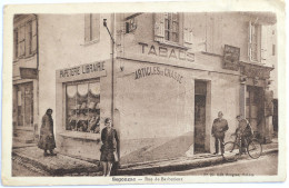 C. P. A. : 16 : SEGONZAC : Rue De Barbezieux, "Papeterie Librairie, Tabacs, Articles De Chasse", Animé, En 1947 - Other & Unclassified