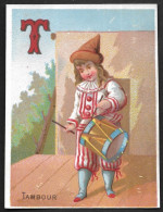 Chromo Dos Vierge - ALPHABET, Lettre T - TAMBOUR - Enfant Pierrot Avec Tambour, Cirque - Autres & Non Classés