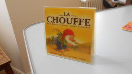 LA CHOUFFE PRESENTOIR PLASTIFIE  DOUBLE FACE  DE TABLE  . BIERE BLONDE D ARDENNES . - Andere & Zonder Classificatie