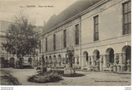 10 TROYES N°125 Cour Du Musée Poteries Puits Statue Maison Des Magasins Réunis Puits - Troyes