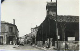 C. P. A. : 16 : BAIGNES : La Halle Et La Rue Du Champ De Foire, Animé, "Panneau Chantillac Montendre" - Altri & Non Classificati