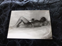 P-574 , Photo, Jeune Homme Gay Nu En Slip Allongé Sur Un Lit ,  Circa 1970 - Anonieme Personen