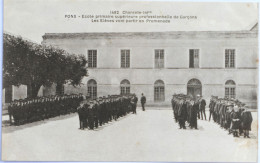 C. P. A. : 17 : PONS : Ecole Primaire Supérieure Professionnelle De Garçons : Les Elèves Partant En Promenade - Pons