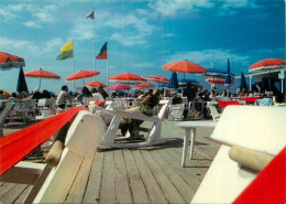 DEAUVILLE . Détente Au Bar Du Soleil . - Deauville